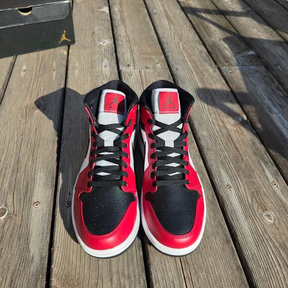 Nike Air Jordan 1 Mid "Chicago Toe" - Picture 4 of 8